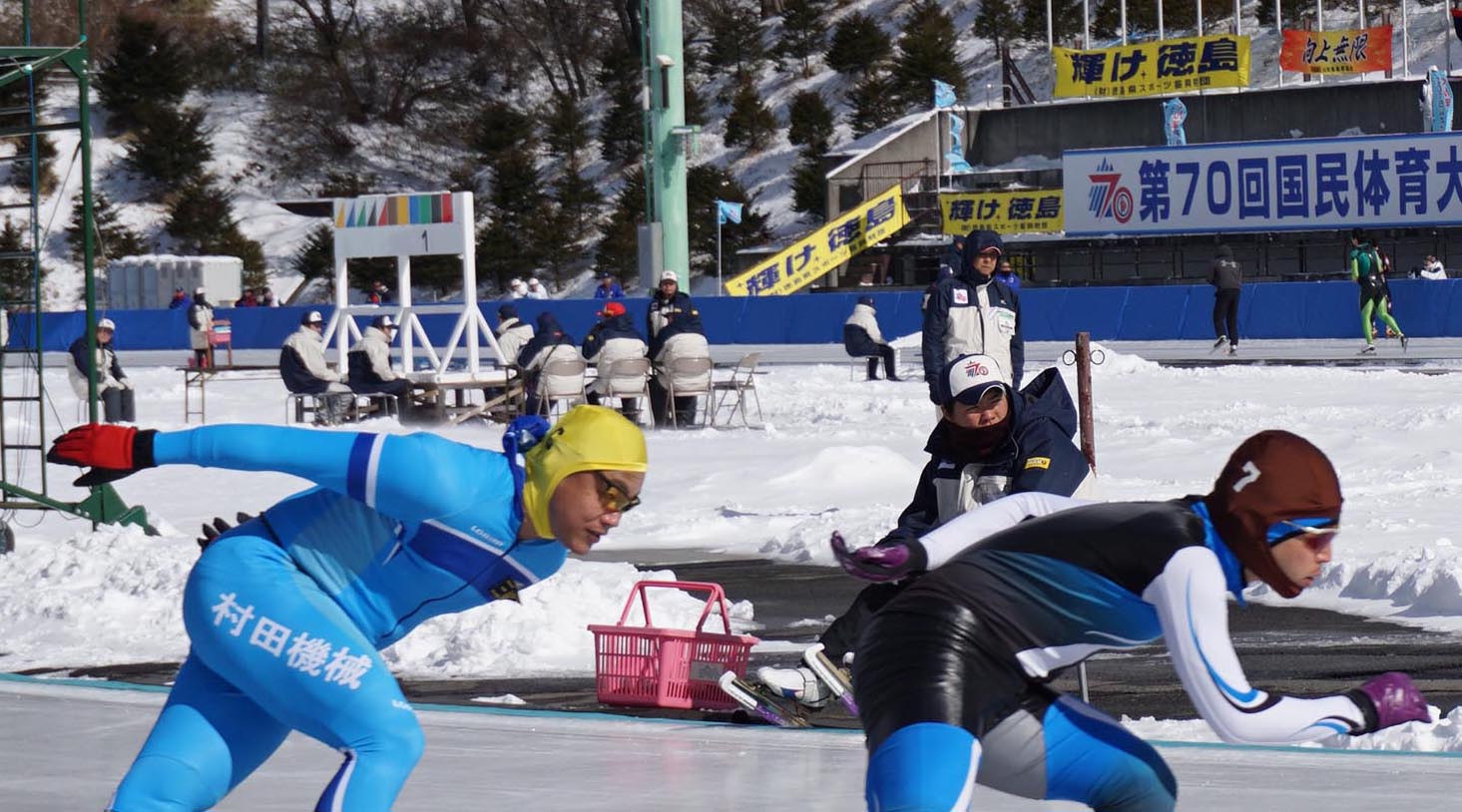 喜多秀明選手-5000m予選.背景に「輝け 徳島」の旗（帽子は茶色）